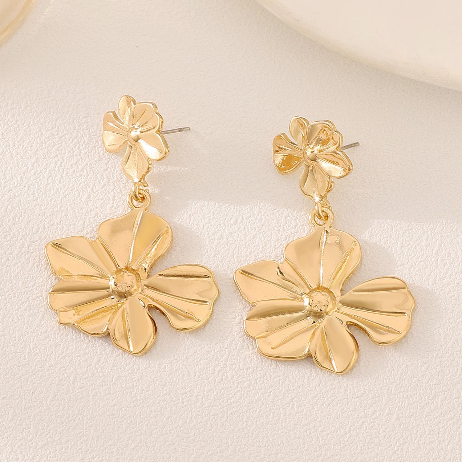 

Korea New Fashion Imitation Pearl Metal Dripping Oil Three Leaf Flowers Earrings For Women Trendy Earring Zircon Party Gift