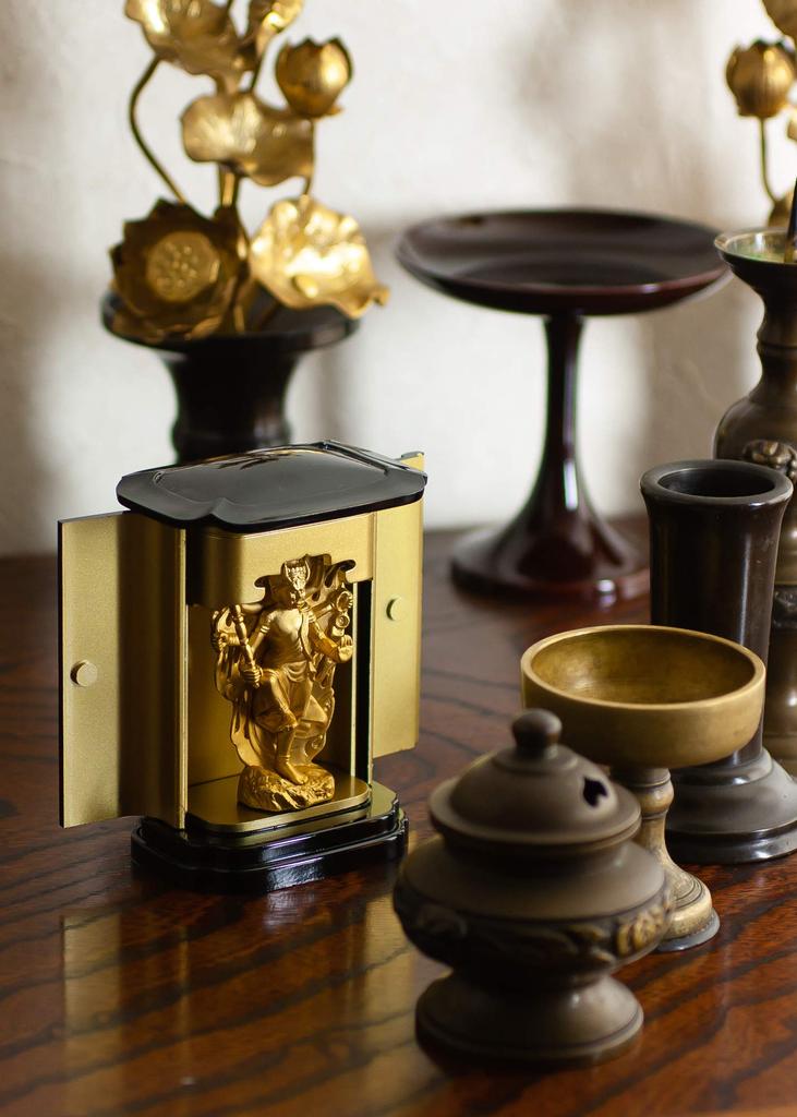 Buddhistische Statue von Ususama in einem Schrein Makita Shuun Originalmodell der Schutzgottheit des Takaoka Bronze Myo-o (vergoldet/24k Gold) Bildhauer