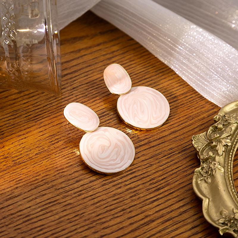 Modische ovalförmige Ohrringe in Bonbonfarben mit zarten, strukturierten Anhängern