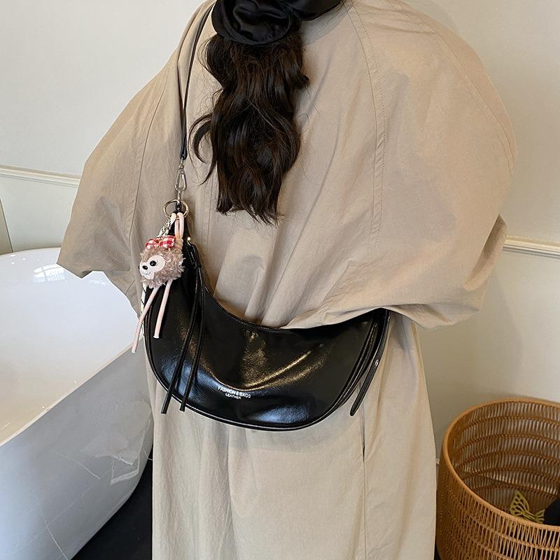 Today's Popular Bags Are Women's New Fashionable and Versatile High-end Shoulder Bags, Retro Messenger Dumpling Bags.