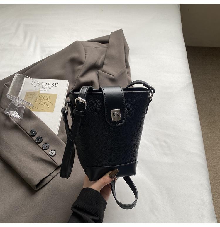 2025 Spring and Summer New Fashion Foreign Messenger Bag Beautiful Simple Bucket Bag Women's Korean Version Niche Casual Shoulder Bag