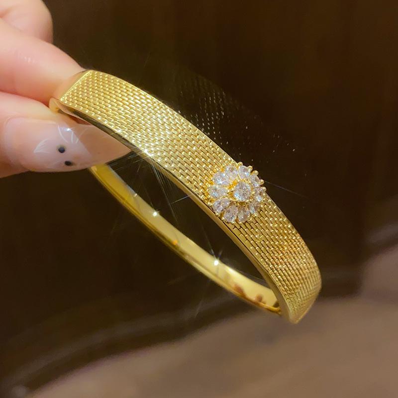 

18K Gold Plated Zircon Flower Bangle: Elegant, Versatile Bracelet for Women