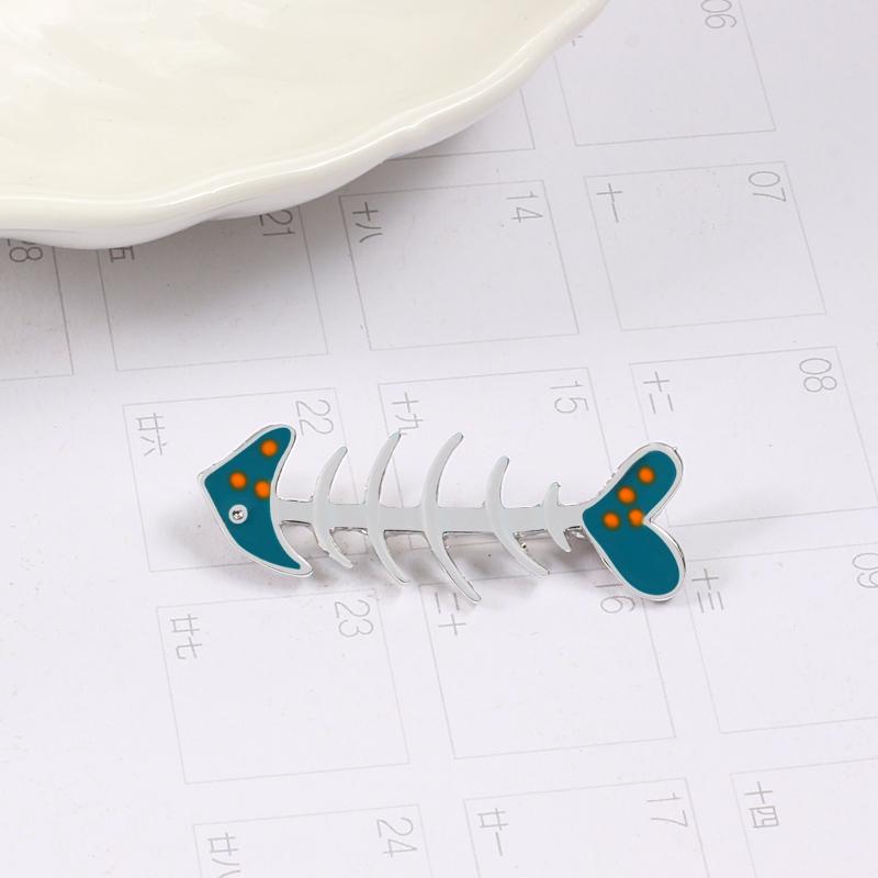 Sweet Cats Fish Bone Brooch Cute Kitten Enamel Pins Bag Lapel Pin Cartoon Animal Custom Badge Jewelry Gifts for Kids Girl Friend
