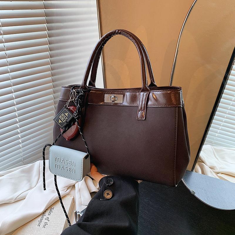 

Женская сумка-тоут большой вместимости, повседневная, универсальная, 2025 новая, высококлассная, для поездок на работу, на плечо, сумка-мессенджер Without pendant