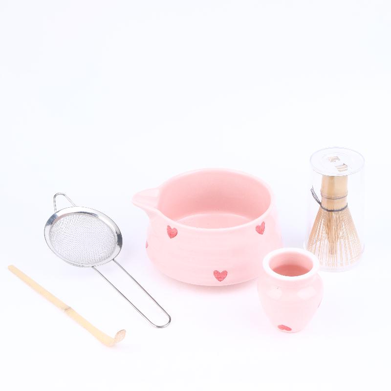 Set Matcha in Ceramica con Decalcomania a Cuore 2/4/5 Pezzi, Carino Set Matcha Include Ciotola Matcha, Frusta Matcha e Supporto, Cucchiaio di Bambù, Setaccio