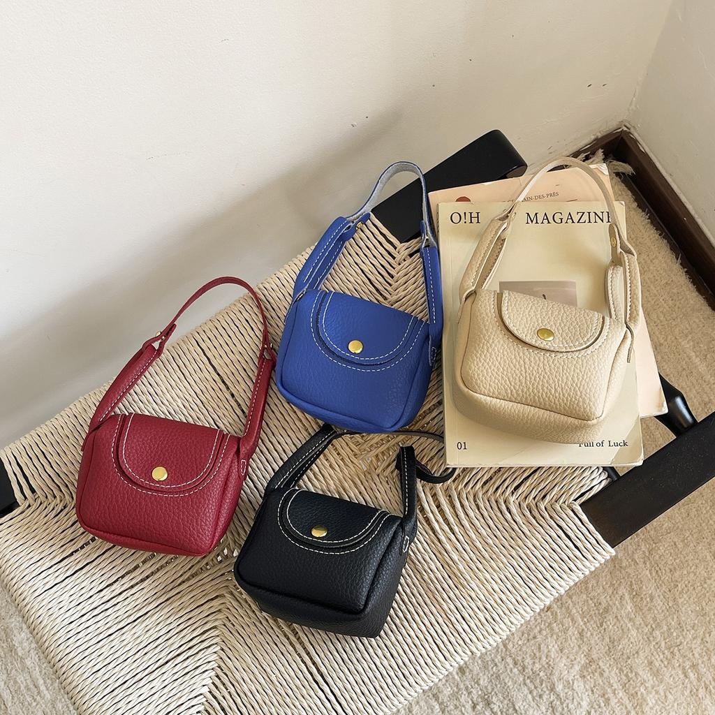 Convenience and Simplicity in Texture. Soft Leather Saddle-style Single-shoulder Lightweight Luxury Crossbody Small Bag.