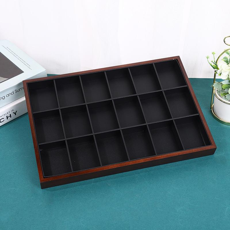 

Подставка для колец, ожерелий и браслетов из орехового дерева