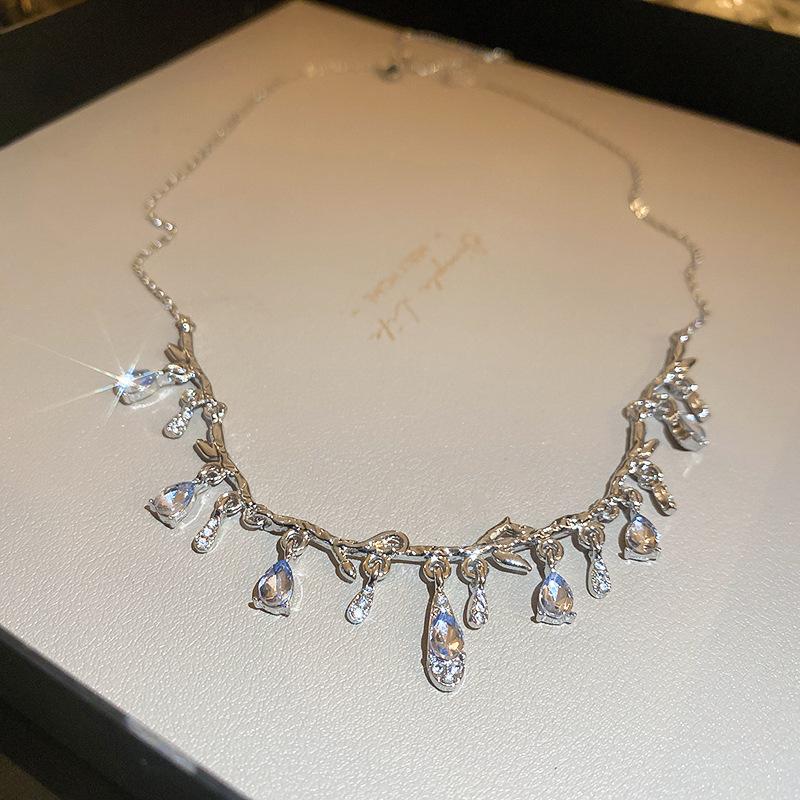 Light luxury diamond water drop geometric collarbone choker necklace fashionable versatile temperament item