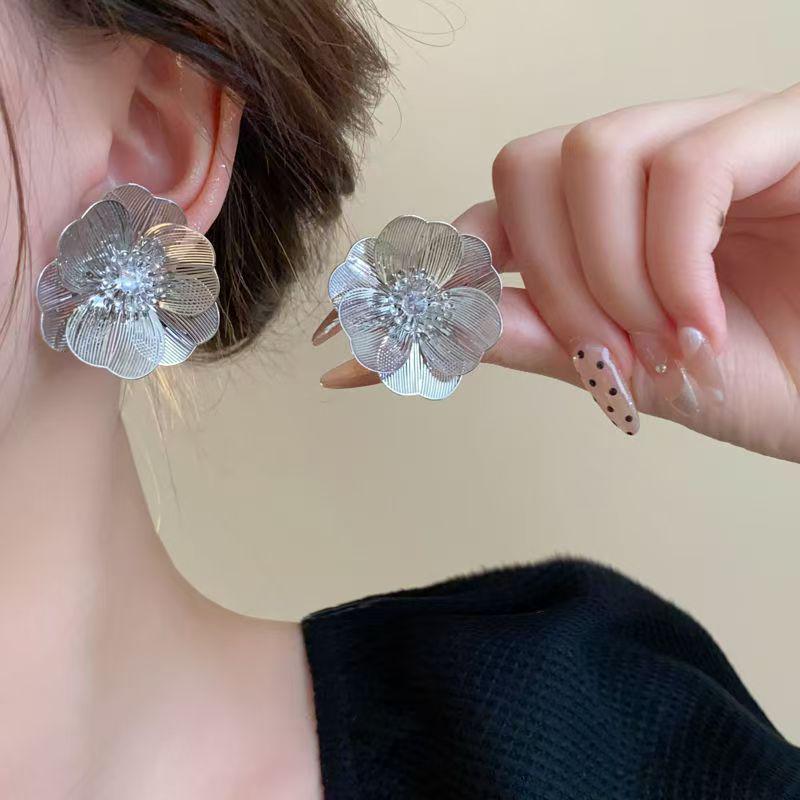 

2024 Элегантные ретро металлические серьги-пусеты с цветочным узором серебристого цвета для женщин серебряный