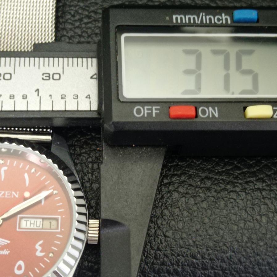 Generalüberholte japanische Citizen Automatik 8200 Herrenuhr mit arabischem rotem Zifferblatt a427217-2 QRL-a427217