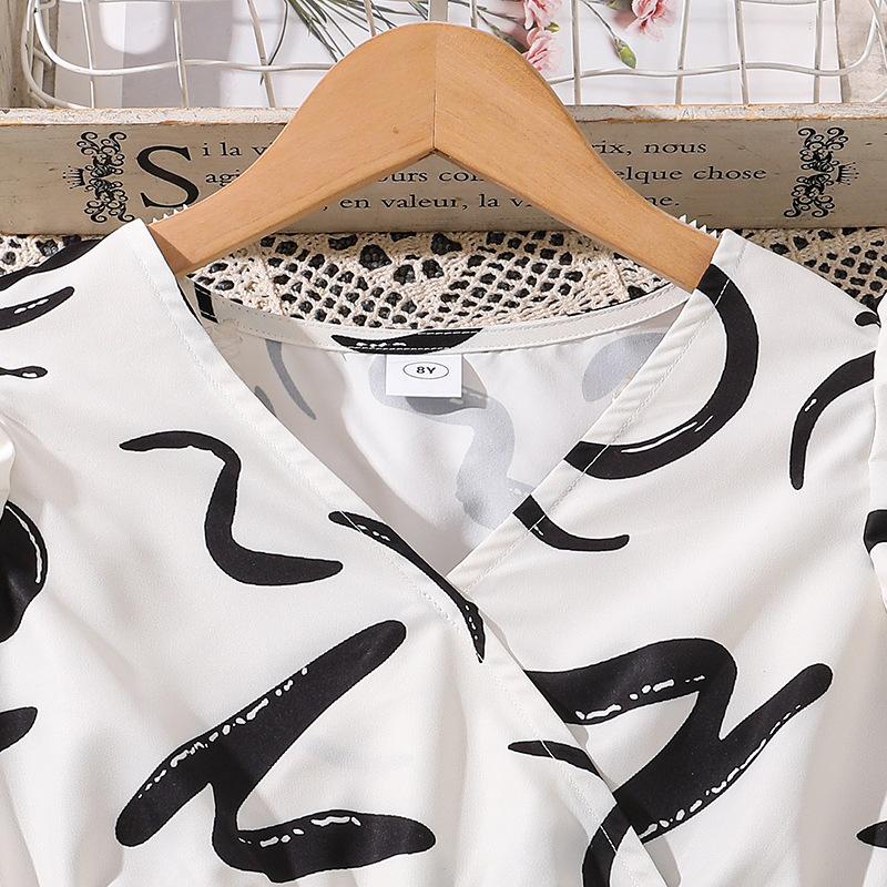 Girls' Leisure Suit 2025 Spring/Summer Children's Fashion V-neck Short-sleeved Casual Shorts Suit