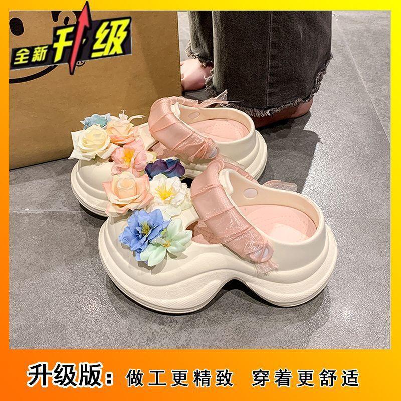 

Cute temperament small flower high value hole shoes women s summer wear 2025 thick sole heightening non-slip light comfortable slippers 40