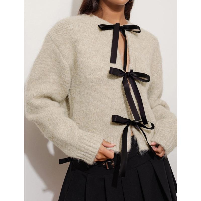 Autumn/Winter 2025 Women's Contrast Bow Tie Long Sleeve Knit Sweater