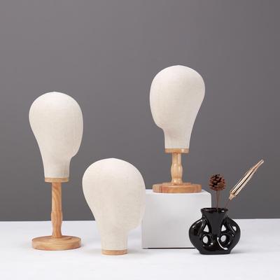 Mit Jute umwickelter Modellkopf für Hüte, Perücken und Accessoires mit Massivholzsockel.