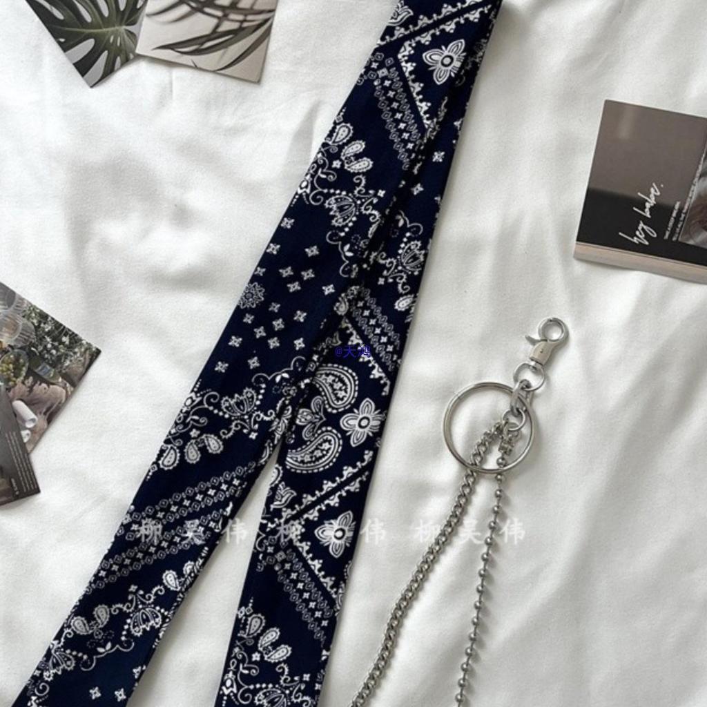 Jedwabna Apaszka z Kwiatem Nerkowca i Skórzany Pasek z Łańcuchem - Damski Styl Niszowy Hip-Hop do Dżinsów i Spódnic