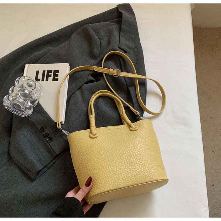 

2025 весна новая сумка женская корейская мода универсальная сумка-корзина для овощей премиальная текстура портативная сумка-мессенджер сумка-ведро жёлтый