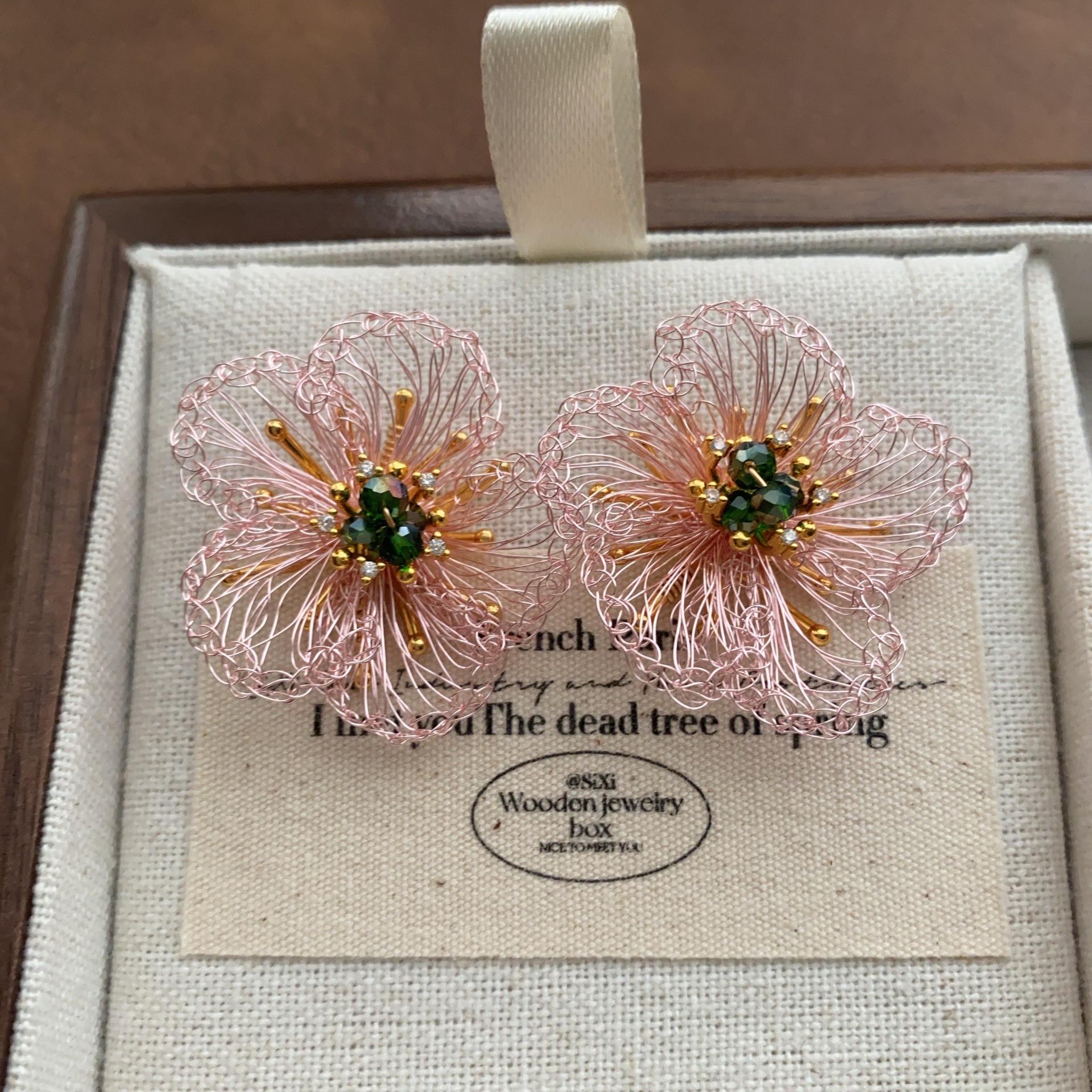 

Simple and sweet handmade art flower stud earrings temperament elegant French niche design exquisite earrings beautiful earrings