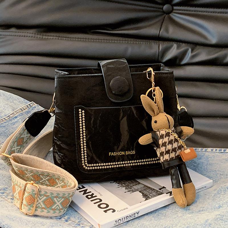 

Повседневная персонализированная маленькая сумка женская модная сумка-ведро для поездок на работу 2024 года весна-лето красивая нишевая простая модная сумка-мессенджер Without pendant чёрный