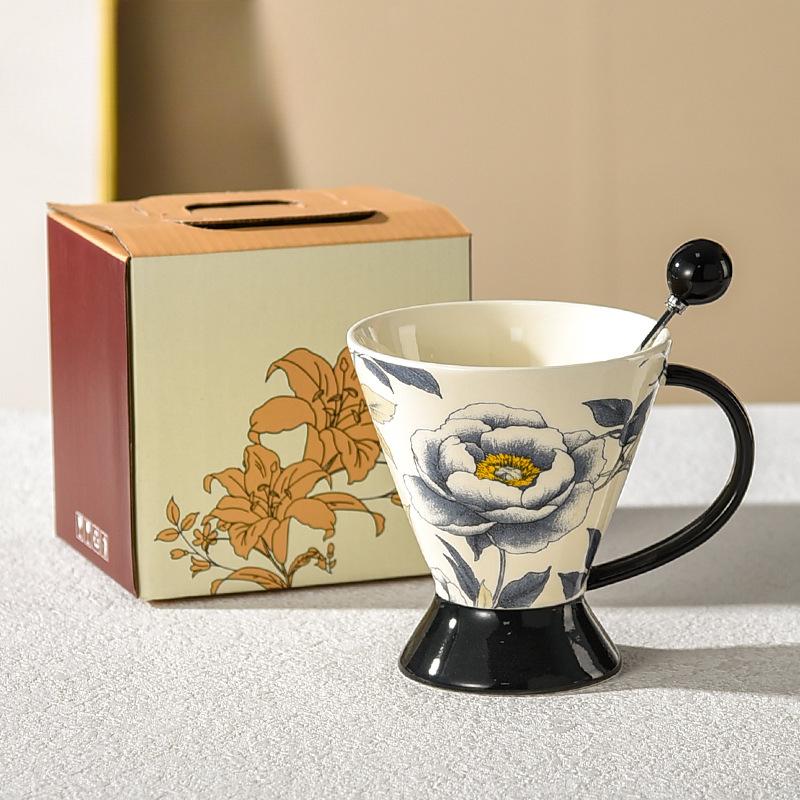 

Красивые цветы Высокая ножка Кофейная чашка с ложкой Коммерческий сувенир Керамический дизайн Нишевая чашка Высокий класс и изысканная 320ml