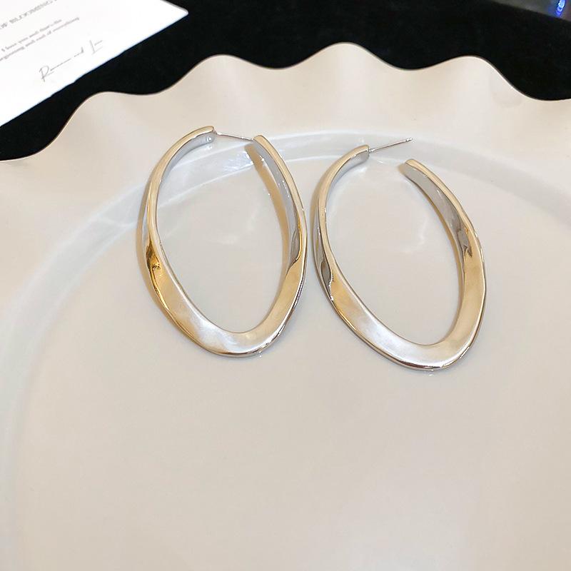 Преувеличенные серьги-кольца с элементом ветра овальной формы Серьги нового дизайна Атмосферные серьги
