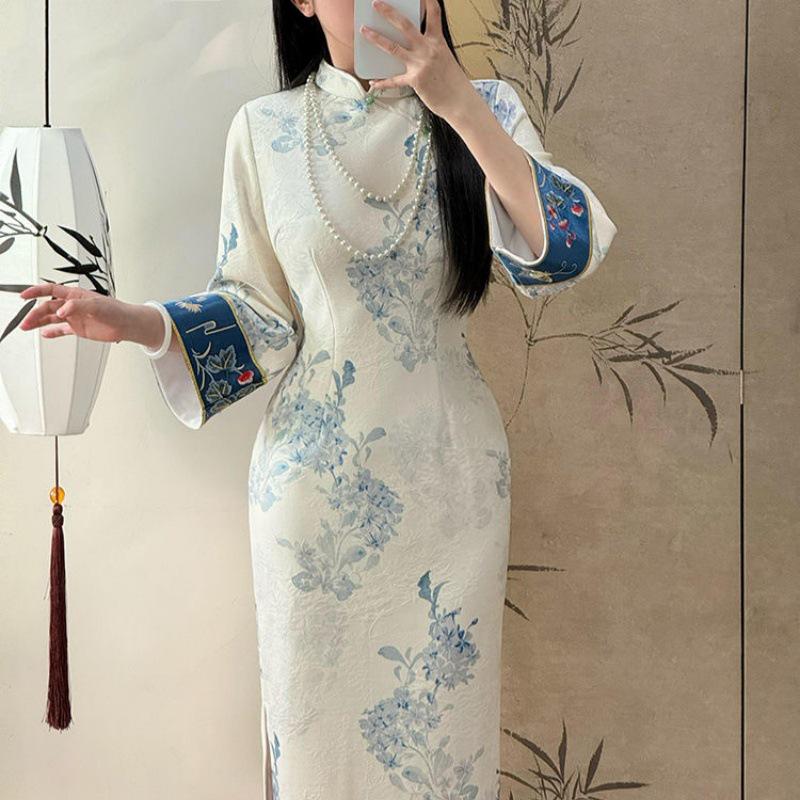 2025 Autumn/Winter Modern Chinese Velvet Cheongsam: Stylish, Printed, Slim-Fit Dress for Women
