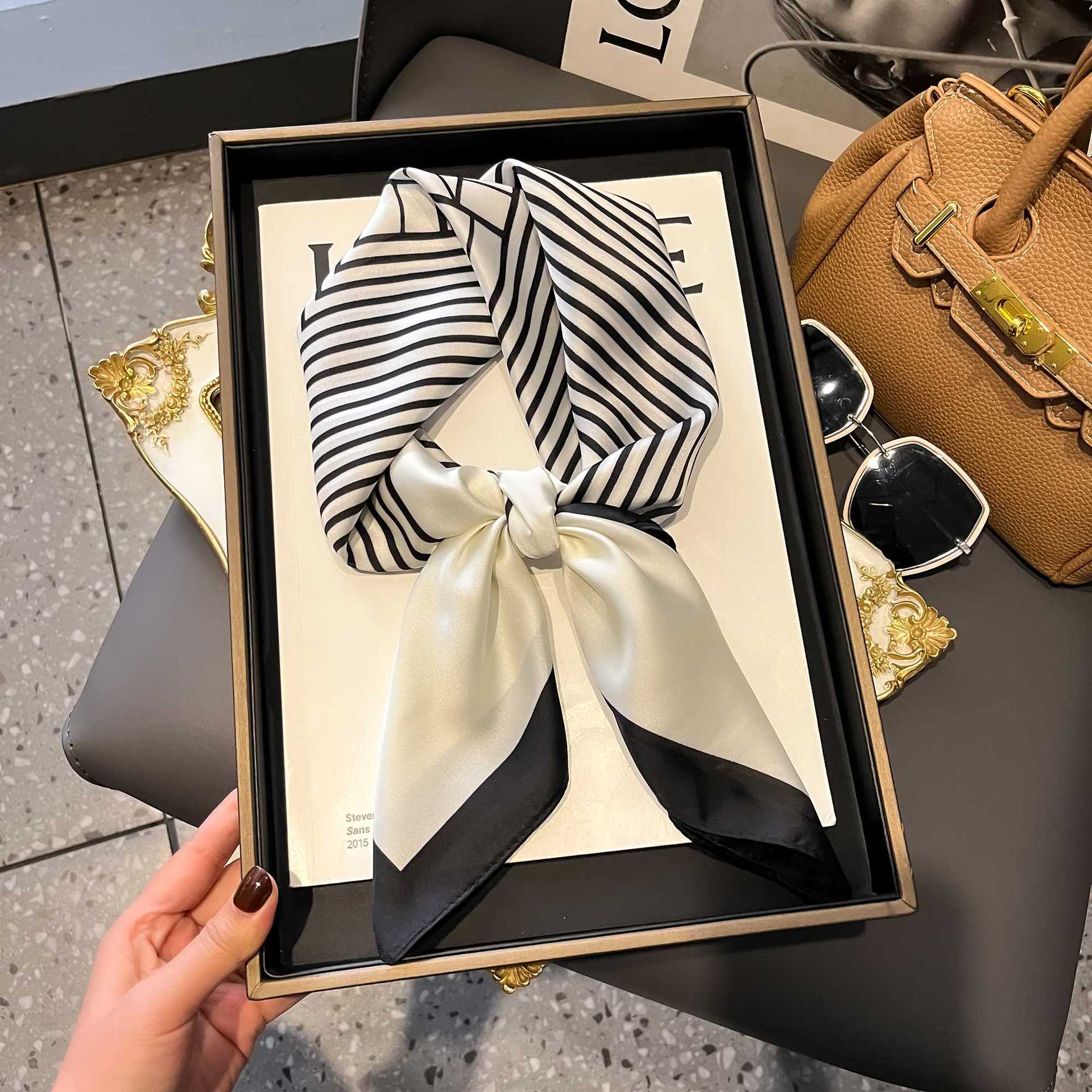 

Luxury Fashion Striped Printed Square Scarf Neck Scarf Headscarf Single Breathable Soft Satin Hair Bands Headband Bandana 70X70cm