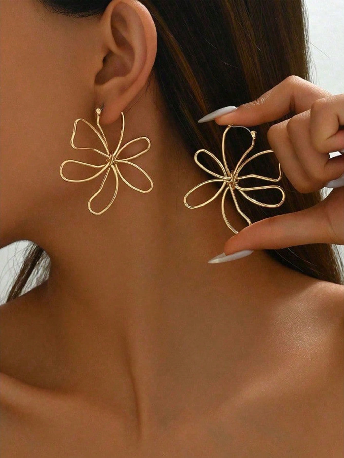 

1 Pair of Stylish Minimalist Hollow Floral Asymmetrical Design Earrings for Everyday Wear, Vacation, Date, Birthday Gift, Perfect Gift one-size золотой