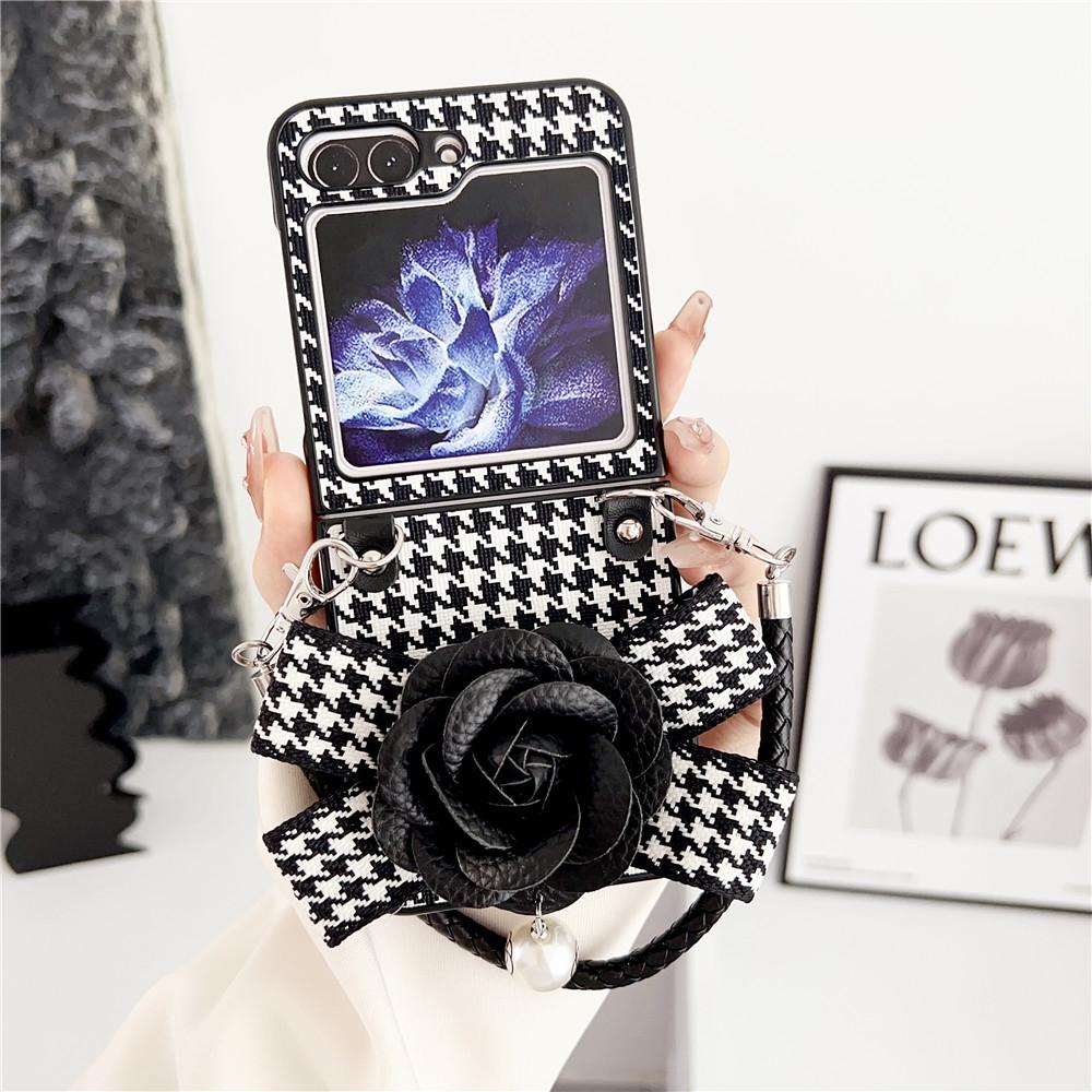 

Роскошный кожаный чехол-браслет в клетку для Samsung Galaxy Z Flip 5 Z Flip 4 3, противоударная задняя крышка с милым медведем, цветком камелии и жемчугом SAmsung Z flip 4 коричневый