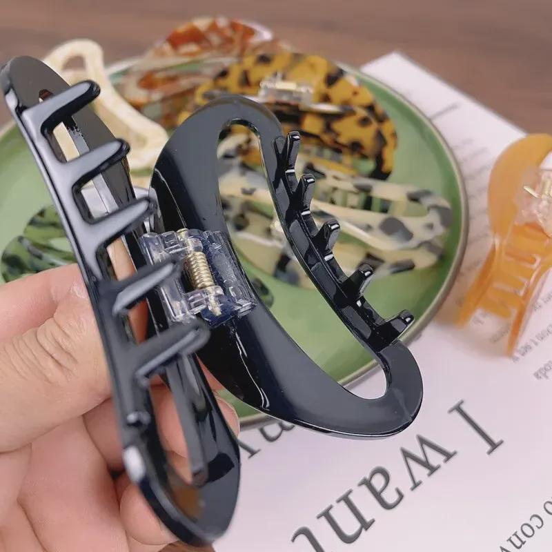 Grande Pinza per Capelli a Mezzaluna Nera con Stampa Leopardo ed Etichetta Coreana Oro