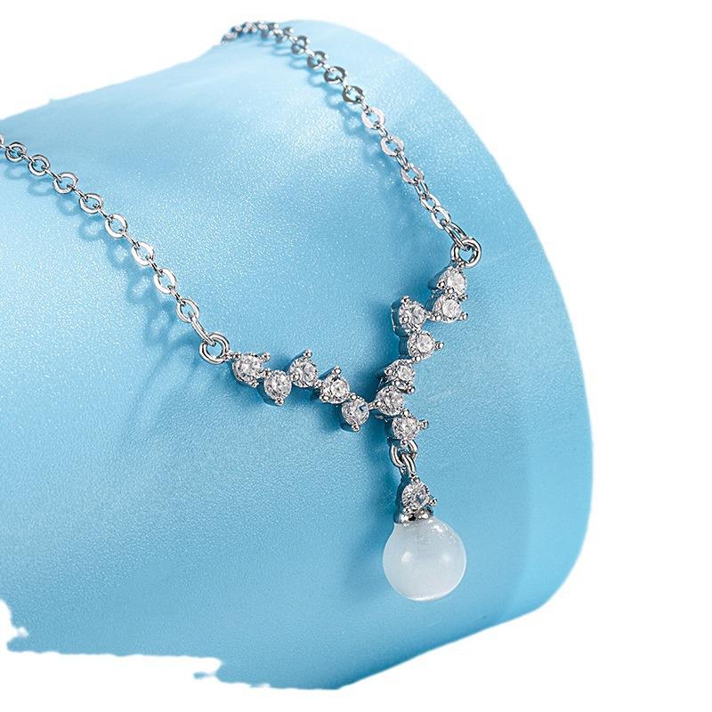 Versatile Cat's Eye Zircon Pendant Necklace: Trendy, Fashionable Light Luxury for Women