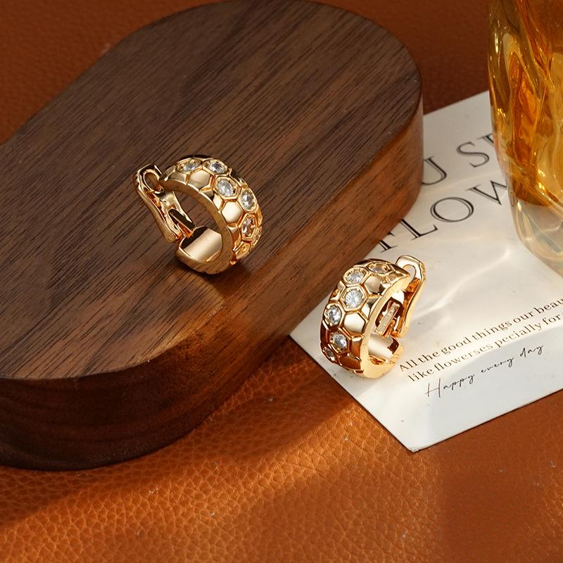 Roségoldene Waben-Ohrklemme: Luxuriöses, vielseitiges, hochwertiges Design mit feiner Verarbeitung.