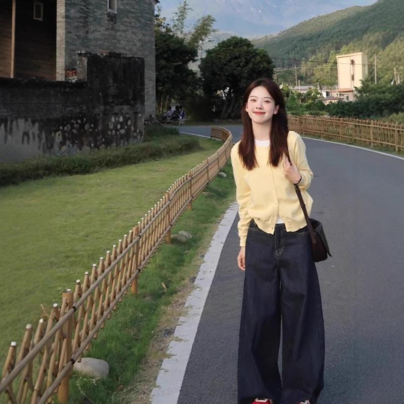 Cremigelbes gestricktes Cardigan-Oberteil mit Fake-Zweiteiler-Optik für Damen im frühen Frühling, koreanischer Stil, vielseitiger Pullover mit langen Ärmeln und stilvollem Design