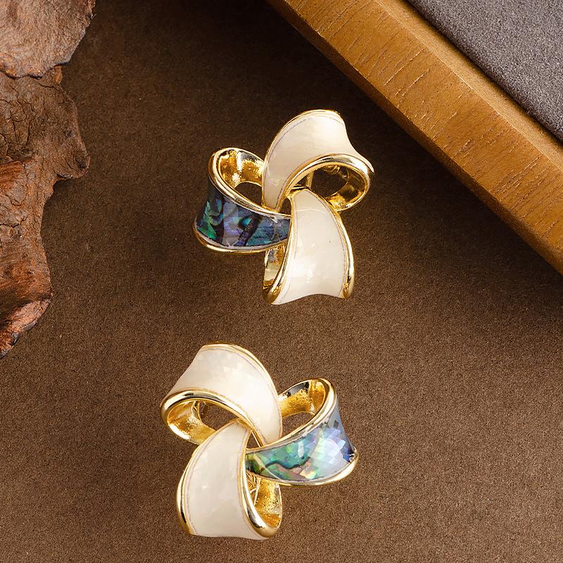 

French elegance temperament small fragrance wind dripping oil mosquito coil plate natural abalone shell stud earrings light luxury premium earrings