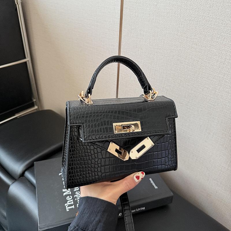 

Сумка высокого класса женская новая модная универсальная портативная женская нишевого дизайна на плечо через плечо маленькая квадратная сумка чёрный