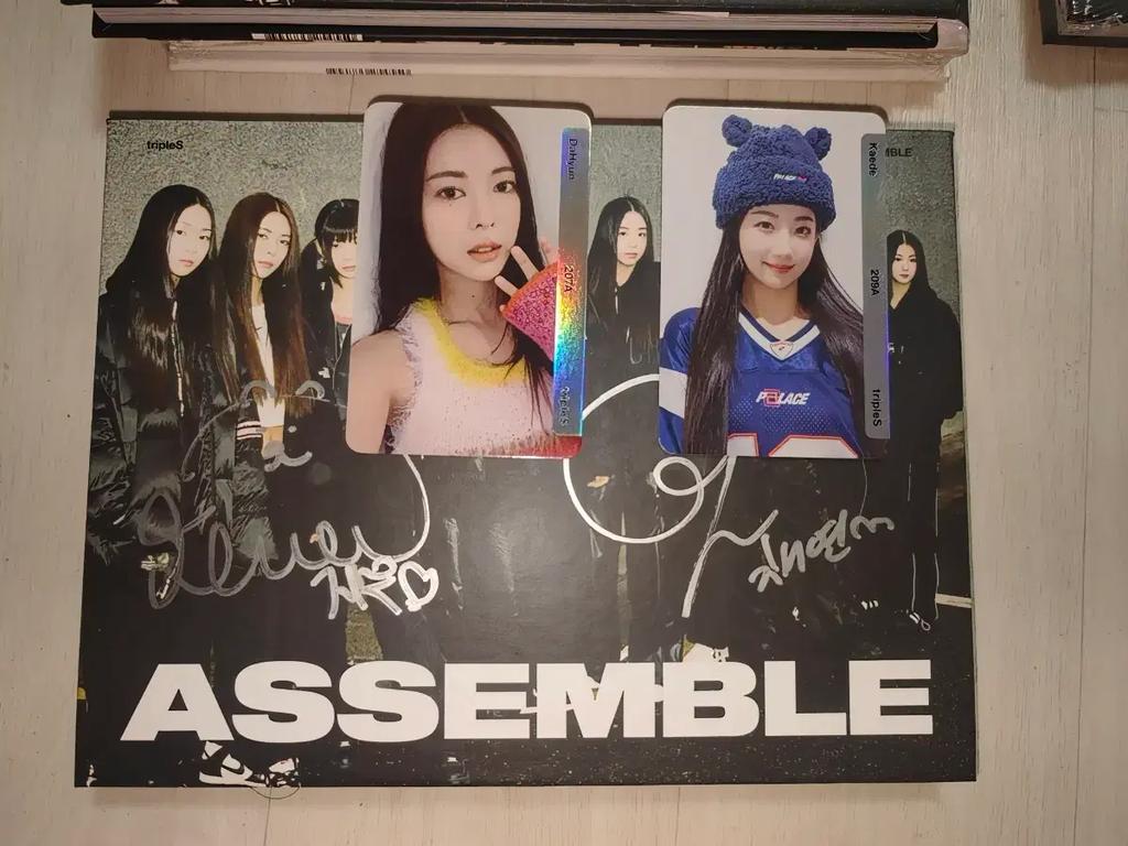 TRIPLES Assemble Hello 82 Jiwoo Chaeyoung Autographed Album Used