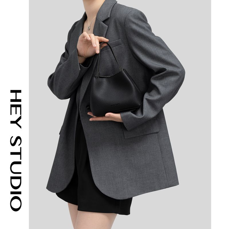 

Summer Small Bag Women s 2025 New Fashion Shoulder Messenger Bag out Small Carrying Bag White Portable Bucket Bag Black