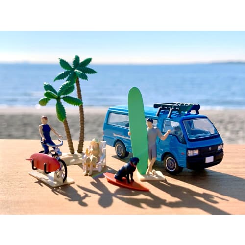 TOMYTEC DioColle 64 #CarSnap 19b Surfing 2 (Includes Mazda Bongo Brawny) ABS Resin and PVC Figure and Accessories (Painted, Partially Assembled) + Die
