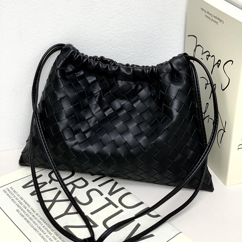 Cowhide women s bags woven dumpling bags garbage bags leather underarm bags cloud bags fashionable versatile shoulder messenger bags 32CM чёрный