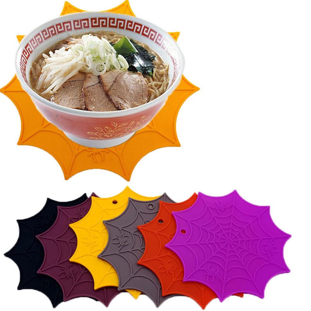 

4Pcs Silicone Coasters Placemat Halloween Web Design Non-Slip Heat-Proof Table Protector for Cups Cutlery Decorative Insulation фіолетовий