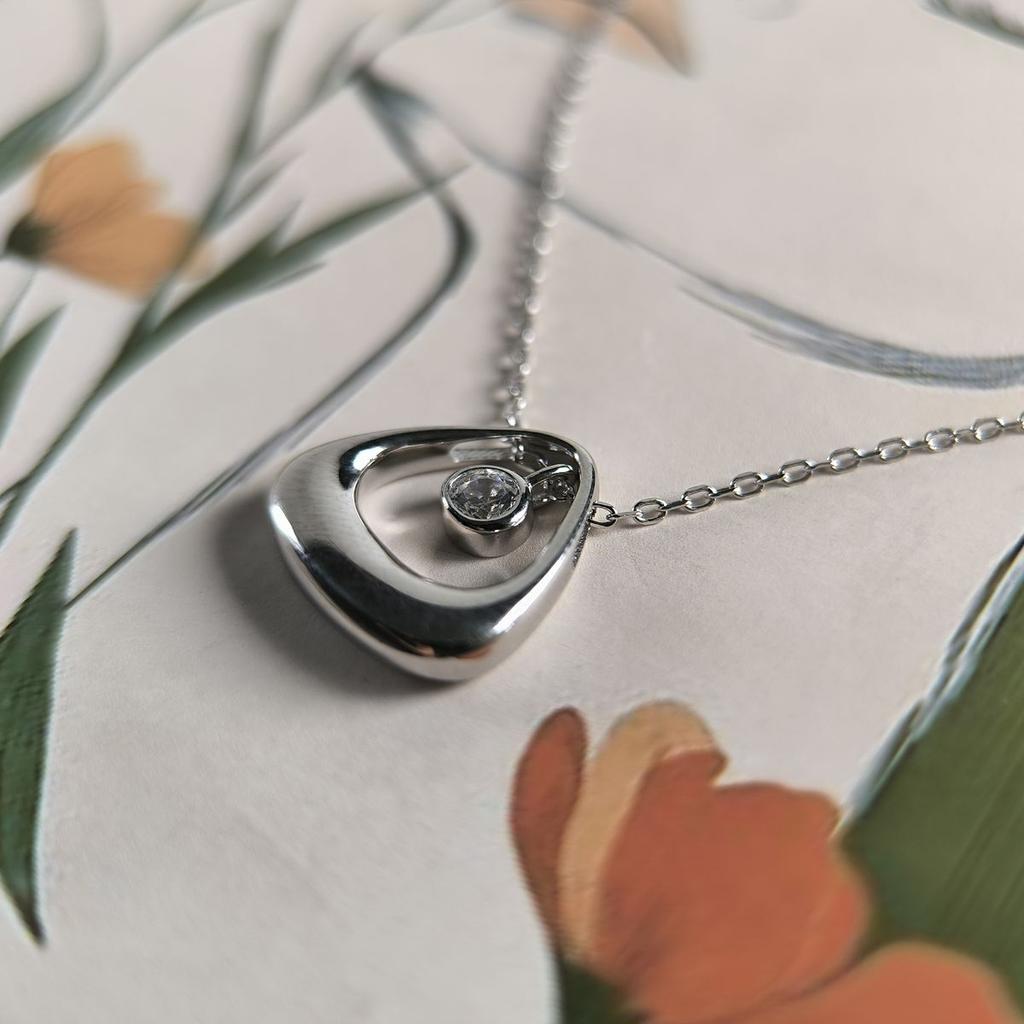 Серебряное колье с фианитами, вес изделия 3,95 гр (2186953)
