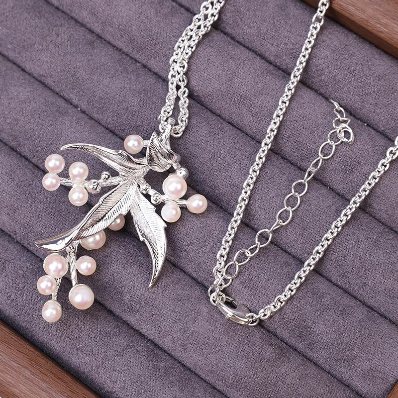 Pearl Flower Sweater Necklace: Stylish & Versatile Clavicle Chain for Women