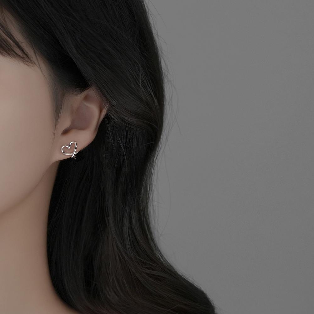 Simple Heart-shaped Line Ear Clip, Cute and Fresh Temperament for Female Students, with No Ear Holes or Small Earrings