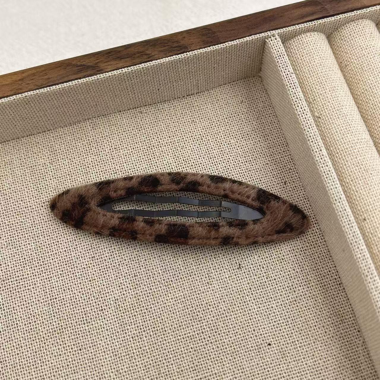 

Korean Leopard Print Hair Clip for Babies - Forehead, Side Bangs, Back of Head Accessory for Autumn & Winter.