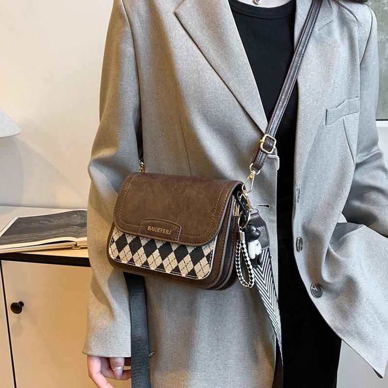 

2024 Trendy Women s Textured Crossbody Bag - Popular Small Niche Design коричневий