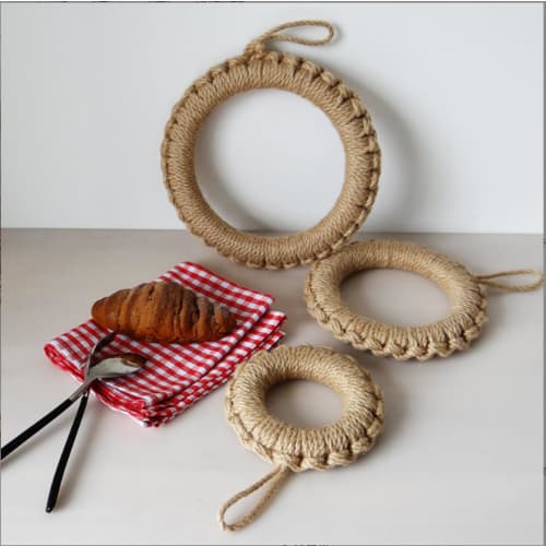 DARENYI Stylish Heat-Resistant Trivet, 8cm Inner Diameter, with Hook, Handwoven Flaxgrass Weave, Natural Materials, Non-Slip, Wall-Mountable, Suitable