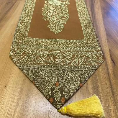 Kupferfarbener Tischläufer mit goldenen Pompons, 23 x 200 cm – handgefertigt aus künstlicher Thai-Seide