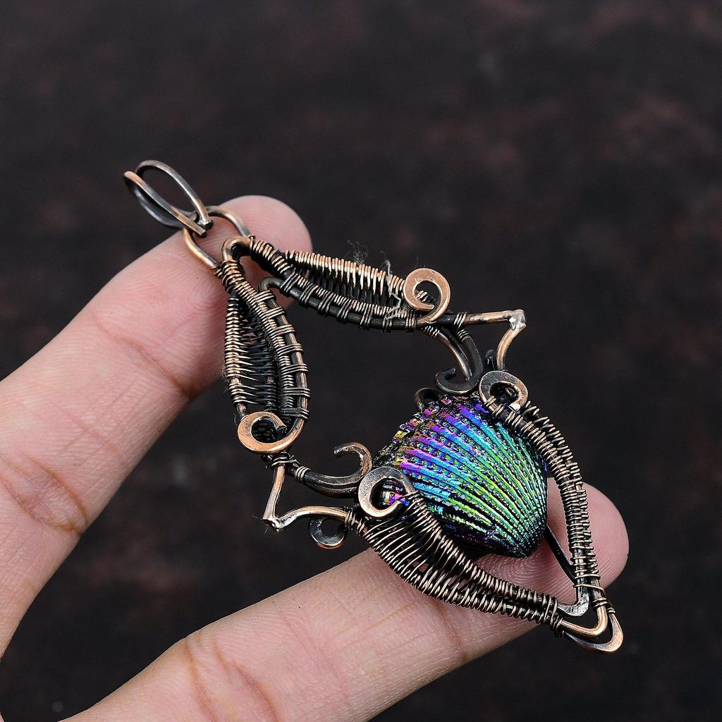 Titanbeschichteter Muschel-Anhänger Kupferdraht-umwickelter Anhänger Handgefertigter Schmuck Höchste Qualität Edelstein-Anhänger Geschenk für Frauen Drahtwickel-Schmuck