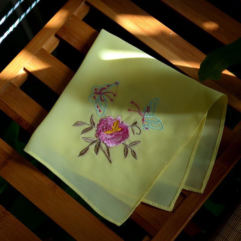 

Extra Large Silk Embroidered Cheongsam Square Dance Ancient Town Scenic Spot Souvenir Overseas Gift Old-Fashioned Handkerchief Pad Light yellow double disc about 35cm
