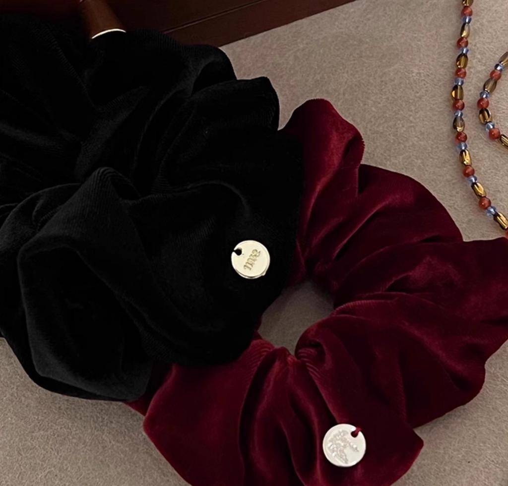 Elegant Black Velvet Scrunchie for Women – Durable, Versatile Hair Tie for High Ponytails and Buns