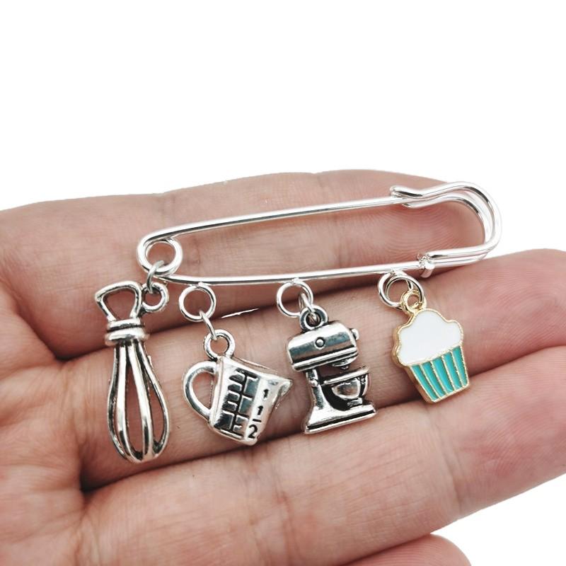 Trendiges Küchengeschirr Cartoon Schneebesen Brosche Pin